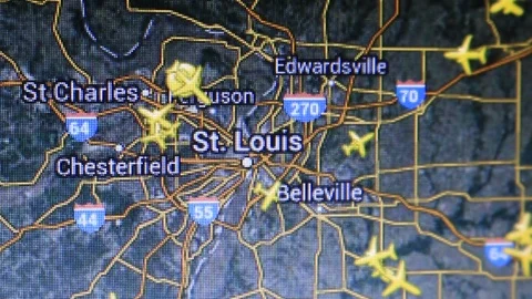 Map of airplanes in the vicinity of St. Louis city on computer screen Vídeos de archivo 87877710