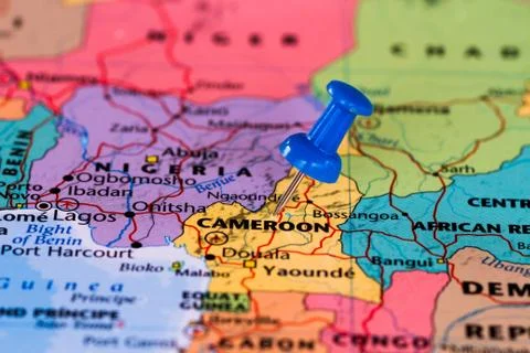 Map of Cameroon with a blue pushpin stuck Foto stock