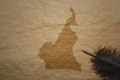 Map of cameroon on a old paper background with old pen Foto stock