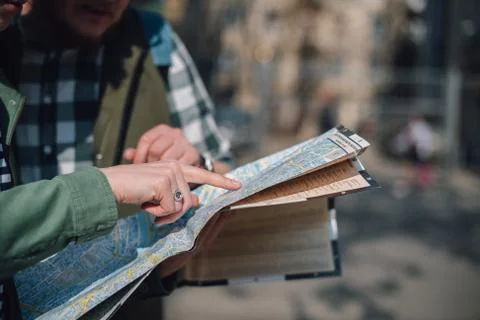 Map of the city and hands. Close-up. The hand points to the right place. Stockfoto's