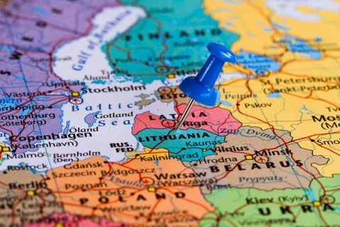Map of Lithuania with a blue pushpin stuck Foto stock