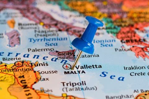 Map of Malta with a blue pushpin stuck Foto stock