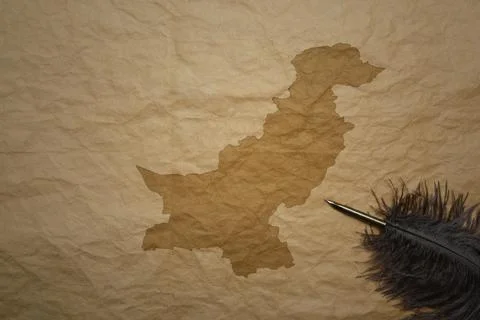 Map of pakistan on a old paper background with old pen Foto stock