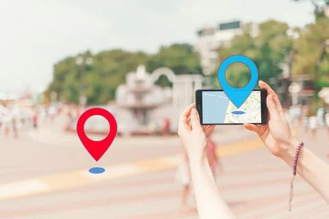 Map pointer navigation concept. Women holding a smart phone and using gps m.. Foto stock