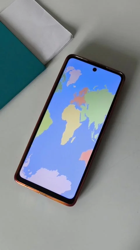 A map of the world on the phone screen on the table Vídeo Stock 334794955