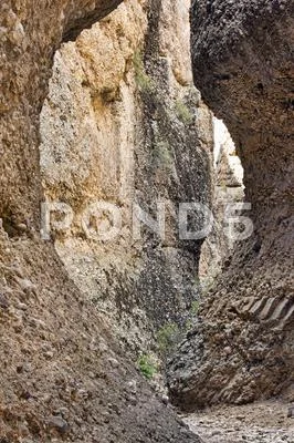 Maple Box Canyon narrow cliff river bottom bold 2598.jpg