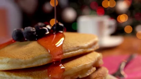 Maple Syrup being poured onto blueberry's and a stack of American pancakes. Stock-Footage 336589008