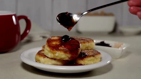 Maple Syrup being poured onto blueberry's and a stack of American pancakes. Stock-Footage 336589009