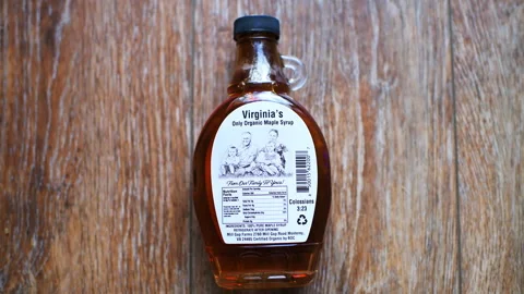 Maple syrup jar bottle organic by Highland county Virginia Mill Gap Farms 스톡 동영상 330297678