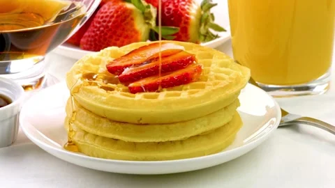 Maple Syrup pouring over delicious waffle with berries. Stock-Footage 336589377
