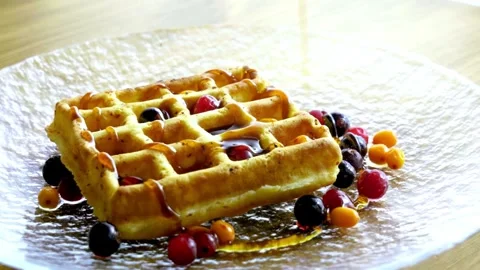 Maple Syrup pouring over delicious waffle with berries. Stock-Footage 336589408