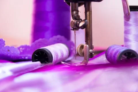 Maquina de coser antigua y elementos en tonos ultravioleta el color del ao Stock Photos