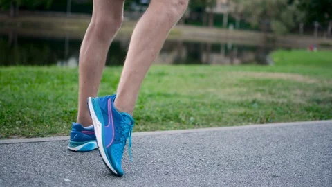 Marathon runner stretching toes, jumping, relaxing before long distane run 库存影片 93305342