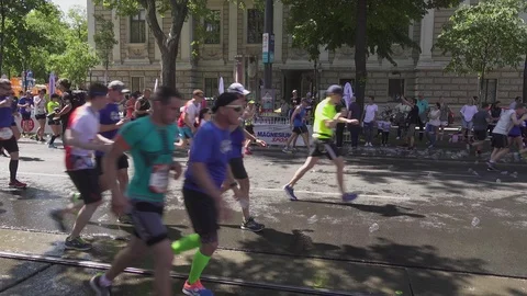 Marathon runners slow down to drink water Video stock 89829355