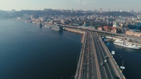 Marathon running on the bridge. City background. Wide shot Stockbeeldmateriaal 106530011