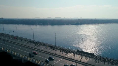 Marathon running on the bridge. Dolly shot Vídeos de archivo 106514762
