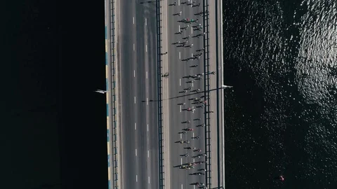 Marathon running on the bridge. Vertical dolly shot top view slow motion 스톡 동영상 89828116