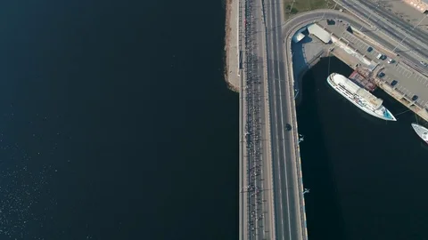 Marathon running on the bridge. Wide shot Video stock 106529950
