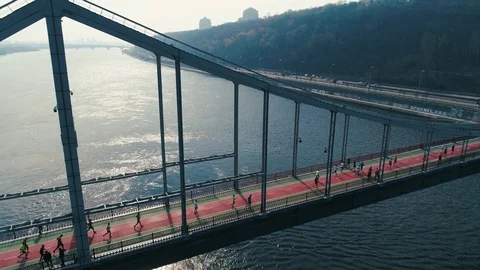 Marathon running on the footbridge. 库存影片 106523615