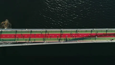 Marathon running on the footbridge. Top view shot Vídeos de archivo 106520165