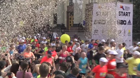 Marathon running. At the start Stock-Footage 65976347
