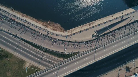 Marathon running on the turn to the bridge. Stock Footage 106512932