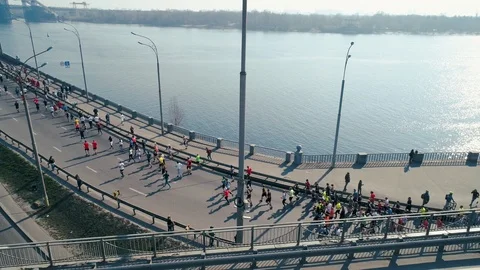 Marathon running on the turn to the bridge. 库存影片 106523396