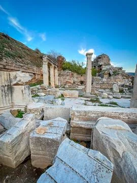 Marble Blocks Tumble Before Towering Columns in Pergamon Temple Ruins Stock-Fotos