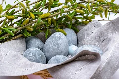 Marble-colored Easter eggs in a linen napkin with willow branches. Easter bac Foto stock