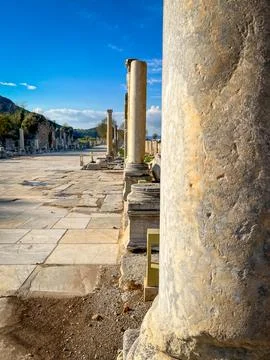 Marble Columns Flank Stone Pavement on Ephesus Arcadiane Street Stock-Fotos