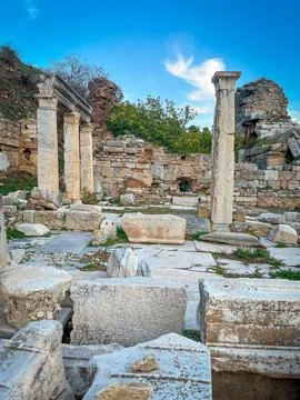 Marble Columns Tower Over Stone Debris in Sunlit Pergamon Ruins 스톡 사진