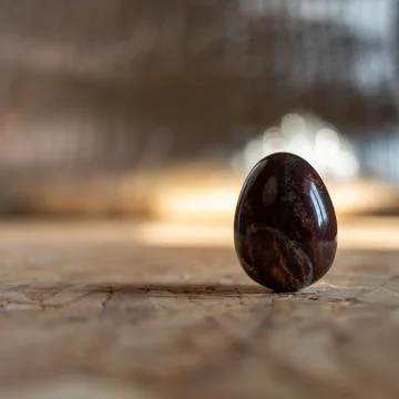 A marble maroon egg with an interesting texture 库存照片