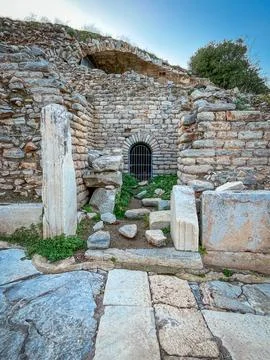 Marble Pillars Flank Iron Gate in Crumbling Arched Ruins Stock-Fotos