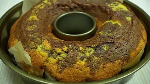 Marble ring cake from oven still in shape Vídeos de archivo 233518762