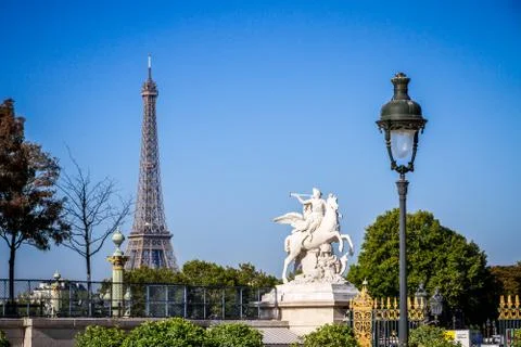 Marble statue and Eiffel Tower view from the Tuileries Garden, Paris Fotos de archivo