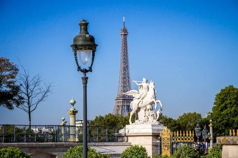  Marble statue and Eiffel Tower view from the Tuileries Garden, Paris Fame... Foto stock
