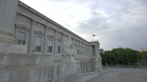 Marble statues in front of the Austrian Parliament Building, Vienna Vídeos de archivo 61450273