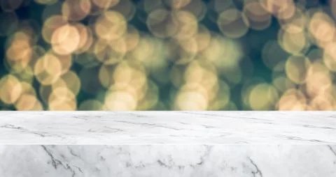 Marble table top with abstract blur christmas tree with decor string light ba Foto stock