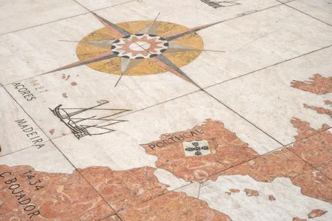 Marble world map and compass mosaic at Discoveries Monument square in Belem.. Foto stock
