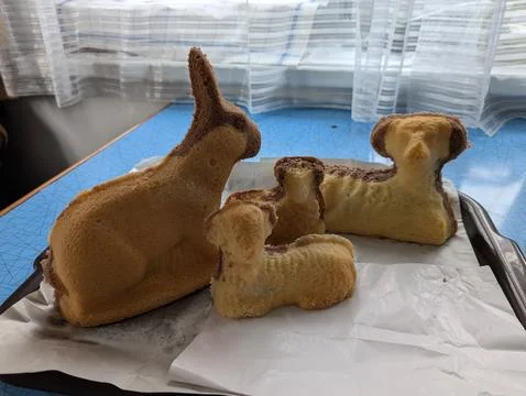 Marbled Easter Lamb and Rabbit Sponge Cakes Stockfoto's