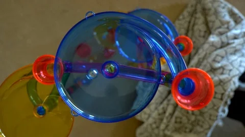 Marbles dropping down a hole going into different sections of a marble run. Vidéo 109202892