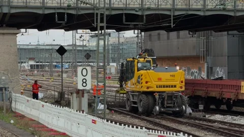 March 14, 2026. Munich, Germany. Liebherr Zweiwegebagger bei der Gleiserneuerung 動画素材 336635267