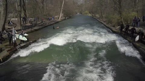 March 28, 2022. Munich, Germany. Eisbachwelle am Englischen Garten. Surfing am Video stock 294696573