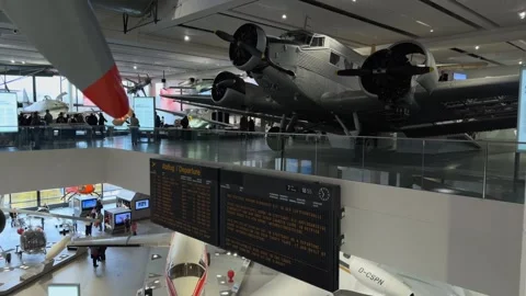 March 29, 2026. Munich, Germany. Deutsches Museum. Weite Innenaufnahme der Stock Footage 332160477