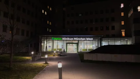 March 5, 2026. Munich, Germany. Night view of Helios Klinikum Muenchen West in Video stock 334687042