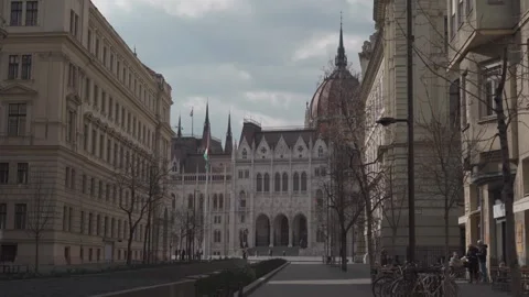 March 8, 2022. Budapest, Hungary. Orszaghaz. Hungarian Parliament Building Vídeo Stock 323880577