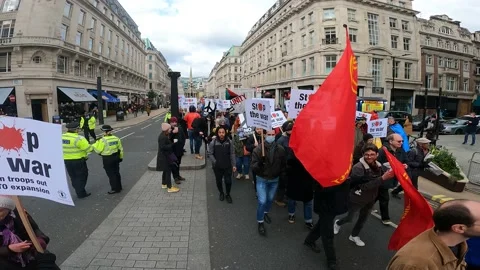 March walking down oxford circus, London, support ukraine peace sign Stock Footage 171518512