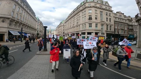 March walking down oxford circus, London, support ukraine peace sign Video stock 171519542