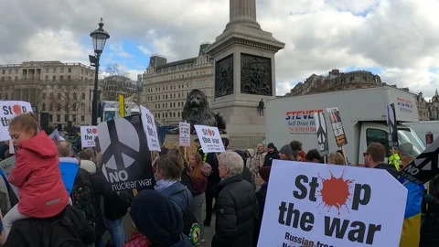 March walking in trafalgar square, column, support ukraine Stock Footage 171473650
