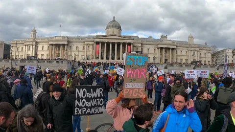 March walking in trafalgar square, support ukraine, creative sign Stock Footage 171475482